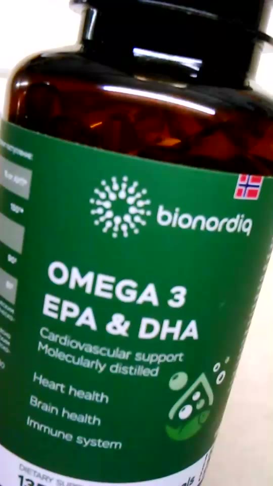 Кадр из видео покупателя №2 из 6: Омега 3 витаминный комплекс Omega 3 EPA DHA bionordiq 1350 мг 90 капсул, рыбий жир, для сердца и сосудов, для иммунитета, для волос и кожи, для женщин и мужчин, для здоровья, витамины, БАД, для костей, отзыв на 5 из 5, Ozon, 18 января 2025